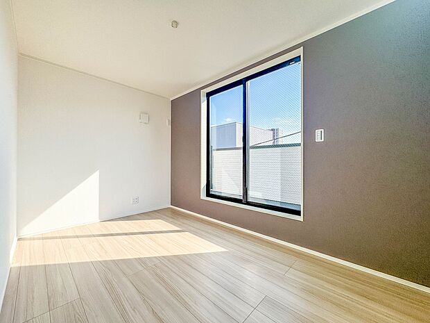 1号棟【寝室6帖】通風・採光に優れ、心地よい光と風が溢れています。 贅沢で豊かな居住性と、プライドを満たすクオリティが見事に調和した住空間。新築ならではの快適なひとときをご体感頂ける筈です。…