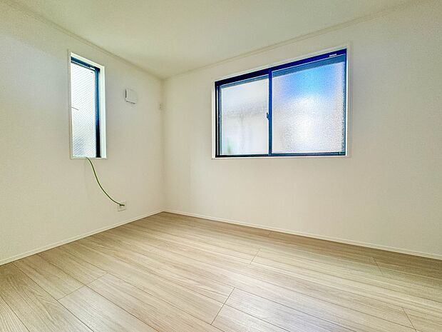 1号棟【子供部屋4.62帖】お子様のお部屋にぴったりなクロークを備えたフローリング仕様の洋室です。