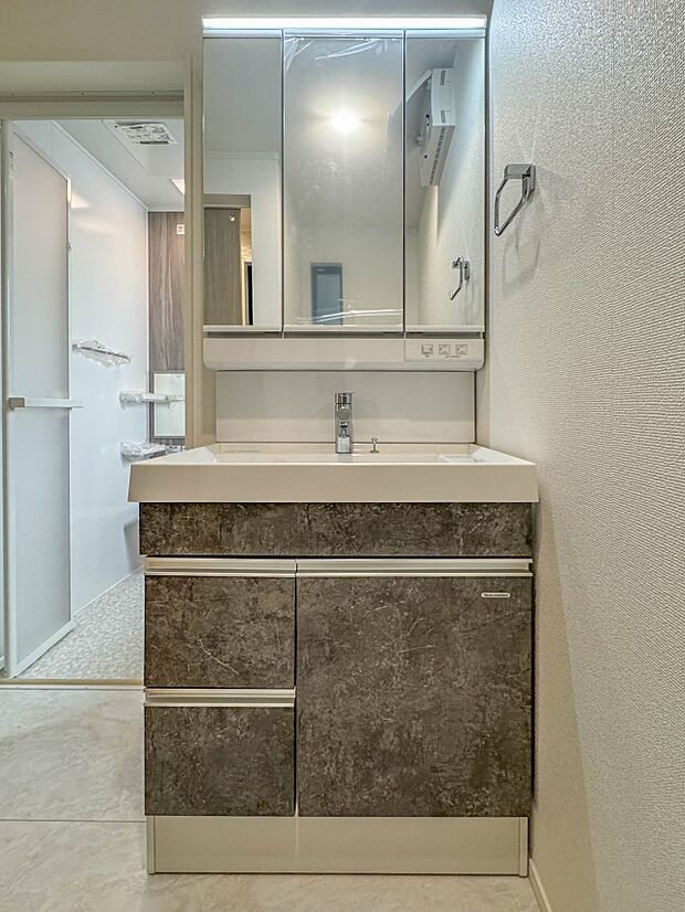 1号棟【洗面台】洗面所は小さなプライベートスペース。歯磨き、洗顔と毎日施す個人空間。小窓も設置して、熱気などを開放して、爽やかなスペースになるように設計されています。