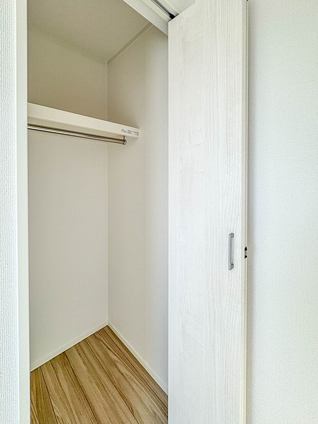 1号棟【収納　寝室6帖】限られたスペースを有効に活用できる壁面クローゼット。