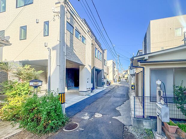 【前面道路4M】車の通行が少ないので、静かな住環境を維持することができます。