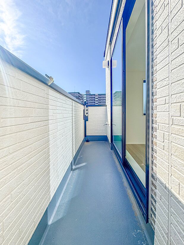 1号棟【バルコニー】  バルコニーから差し込む陽光・通風は、住環境・快適性と共に有り続ける貴重な「財産」です。