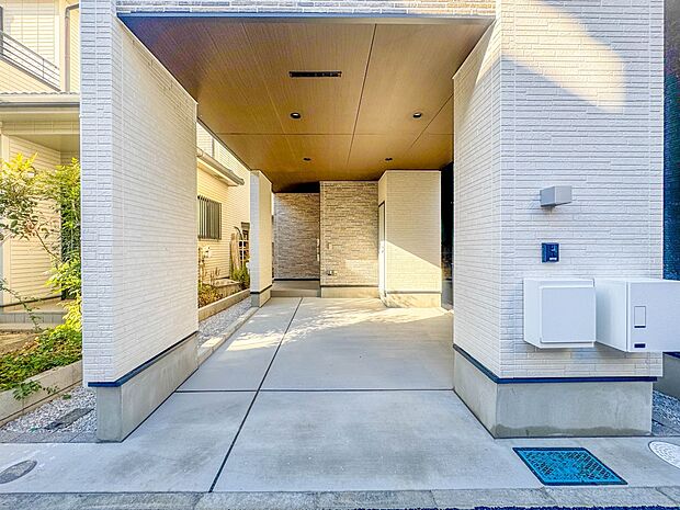 1号棟【駐車場】ビルトインガレージなら「野ざらし、雨ざらし、吹きさらし」になりません。汚れやいたみは減り、車の掃除もラクになります。