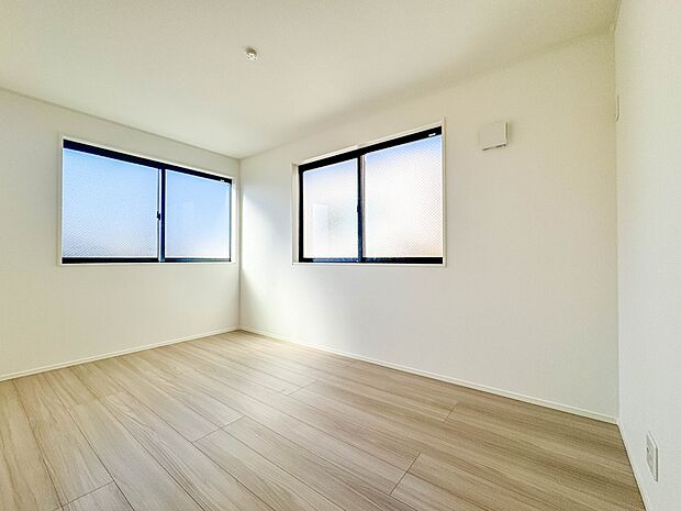 1号棟【洋室5.5帖】柔らかな陽光とフローリングの色味が調和した快適な空間。