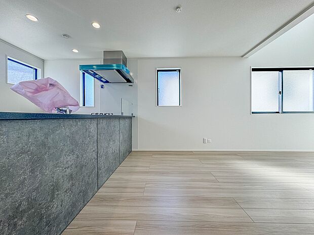 1号棟【LDK14帖】忙しい朝でも家族揃って食事をしたいゆとりあるダイニングスペース。