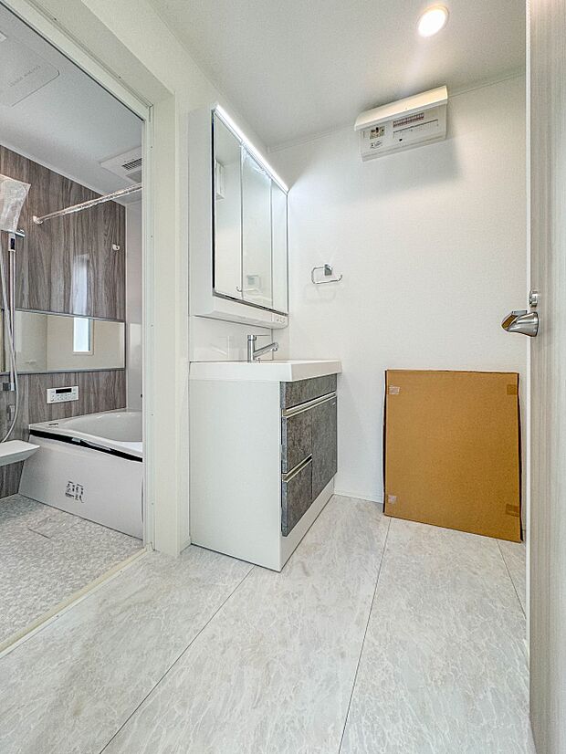 1号棟【脱衣所】脱衣所、洗面所は小さなプライベートスペース。歯磨き、洗顔と毎日施す個人空間。