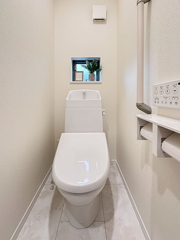【トイレ】トイレ・ウォシュレット付。快適で衛生的な洗浄機能付温水シャワートイレです。