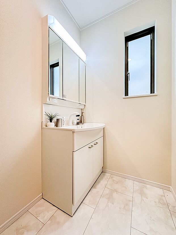 【洗面台】 十分な大きさの洗面台は、身だしなみチェックや歯磨きなど、朝の慌ただしい時間でもホテルライクなスペースで余裕とゆとりを感じて頂けます。