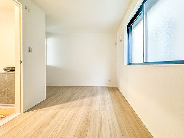 2号棟【子供部屋5.37帖】お子様のお部屋にぴったりなクロークを備えたフローリング仕様の洋室です。