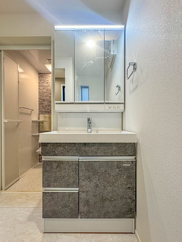 2号棟【洗面台】洗面所は小さなプライベートスペース。歯磨き、洗顔と毎日施す個人空間。小窓も設置して、熱気などを開放して、爽やかなスペースになるように設計されています。