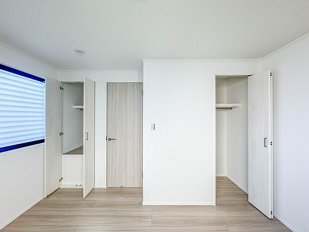 2号棟【収納　洋室5.5帖】各部屋を最大限に広く使って頂ける様、全居住スペースに収納付。プライベートルームはゆったりと快適に。