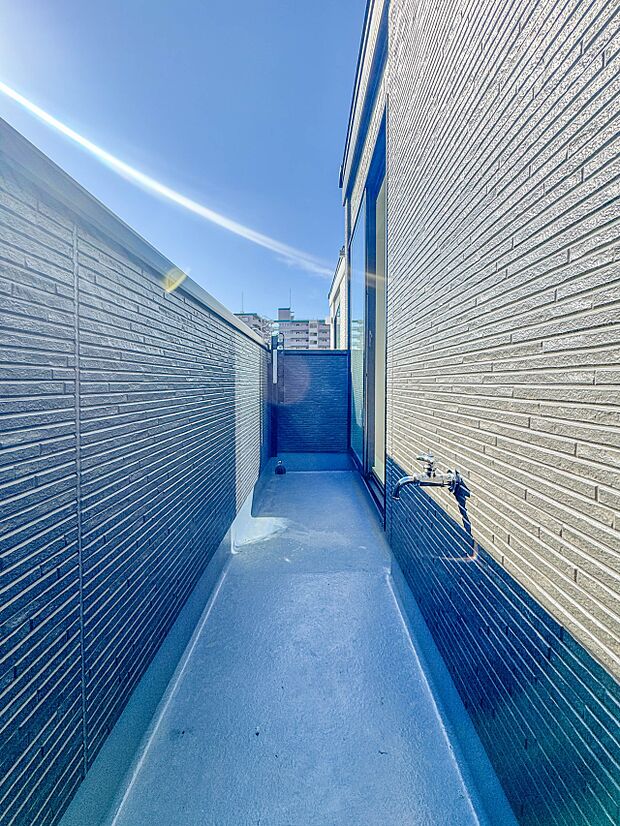 2号棟【バルコニー】  バルコニーから差し込む陽光・通風は、住環境・快適性と共に有り続ける貴重な「財産」です。