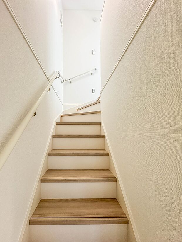 2号棟【手すり付階段】手すりがないと階段の昇り降りで危険なことはもちろん、壁に手をつきながら歩くことで壁紙が汚れやすくなります。すべての方に快適に昇り降りしていただくため、手すりを設置しまし…