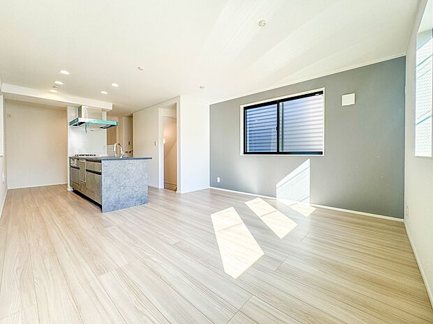 2号棟【LDK14帖】忙しい朝でも家族揃って食事をしたいゆとりあるダイニングスペース。