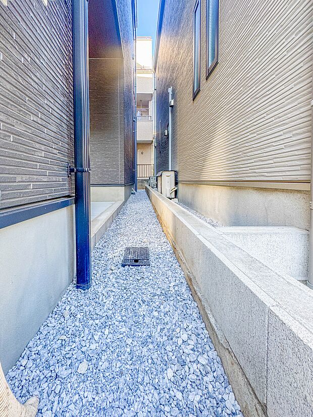 2号棟【庭】プランター等をおいてガーデニングが楽しめます。