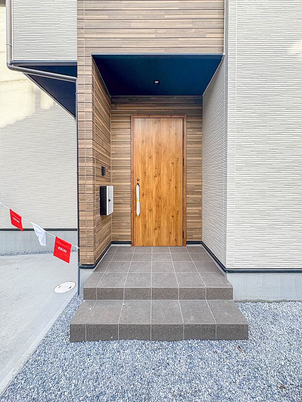 【玄関】家の顔となる玄関は、高いデザイン性が求められます。高級感と断熱性、防犯性に優れた玄関ドアを標準装備。ピッキング対策のセキュリティサムターン等、防犯に考慮しました。