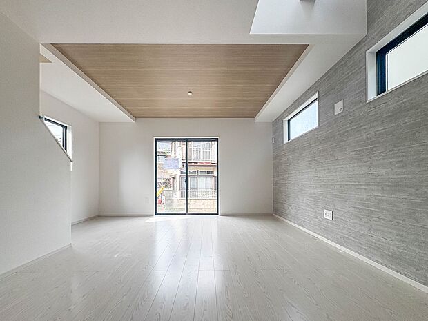 【LDK17.7帖】うららかな陽射しがどのお部屋にも降り注ぎますように、快適さを追求した間取設計。得難い立地環境での生活を恵みの豊かな永住の地へと変えてくれます。