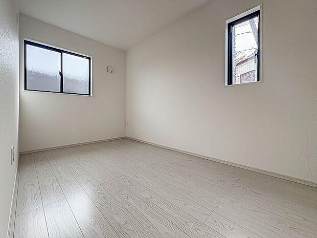 【子供部屋5.2帖】お子様のお部屋にぴったりなクロークを備えたフローリング仕様の洋室です。