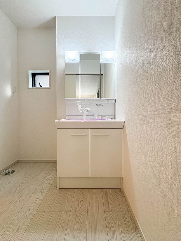 【洗面台】 十分な大きさの洗面台は、身だしなみチェックや歯磨きなど、朝の慌ただしい時間でもホテルライクなスペースで余裕とゆとりを感じて頂けます。