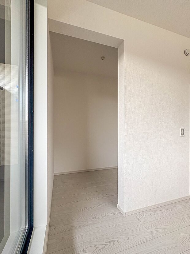 【WIC】WICのメリットの1つ目は、1箇所にまとめて収納が出来ること。2つ目は、衣替えが必要ないこと。3つ目は、扉が少なくなり室内がスッキリ見えること。