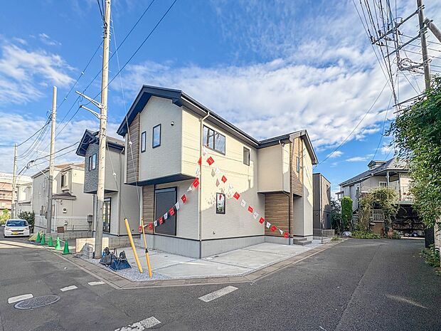 【外観】家族の温かさと陽光の暖かさ、楽しい毎日と明るい未来を予感させる「空間が織り成すひとつ先の住み心地」を演出します。