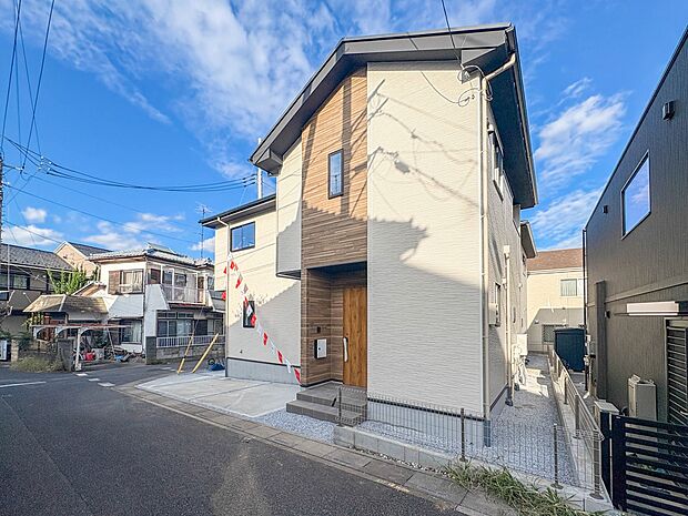 【現地】陽あたりの良さは必須条件。家族の温かさと陽光の暖かさ、楽しい毎日と明るい未来を予感させる。