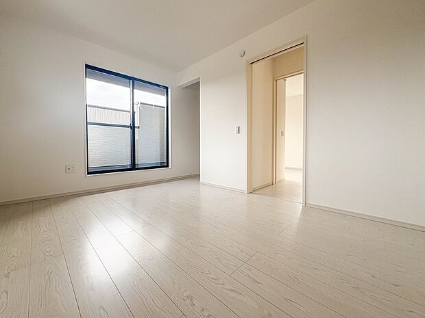 【洋室7.8帖】柔らかな陽光とフローリングの色味が調和した快適な空間。