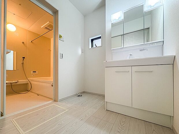 【脱衣所】洗面所は小さなプライベートスペース。歯磨き、洗顔と毎日施す個人空間。