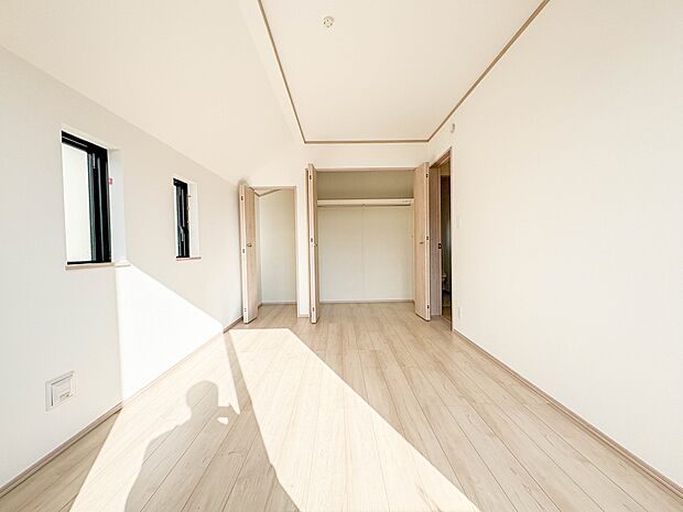 【寝室6.75帖】シンプルな内装はおしゃれのポイントです。シンプルは華美より飽きがこないからです。色や模様でおしゃれ感をだす。それがシンプルイズビューティーです。