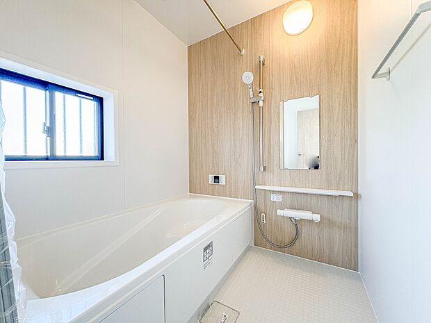 【浴室】 きっとあなたのバスタイムも単なる習慣から特別な時間に変わるはず。一日の汚れとともに疲れを洗い流し、眠りに就く前の大事なリラックスタイムを演出