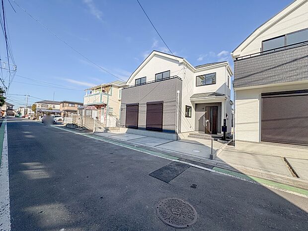 【前面道路6.1m】家の前をまっすぐの通りが走っている。クルマは少なく、人々は毎朝、ウォーキング、ジョギング、犬の散歩など、フリーな朝時間を過ごしている。