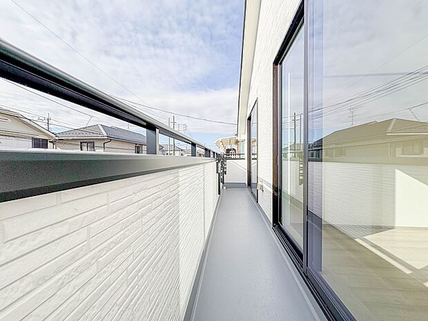 【バルコニー】 朝の澄んだ空気や、夕方に吹く清々しい風を五感で感じられるバルコニー。屋外にあって、住まいの中でも本当の自然を感じられるスペースです。