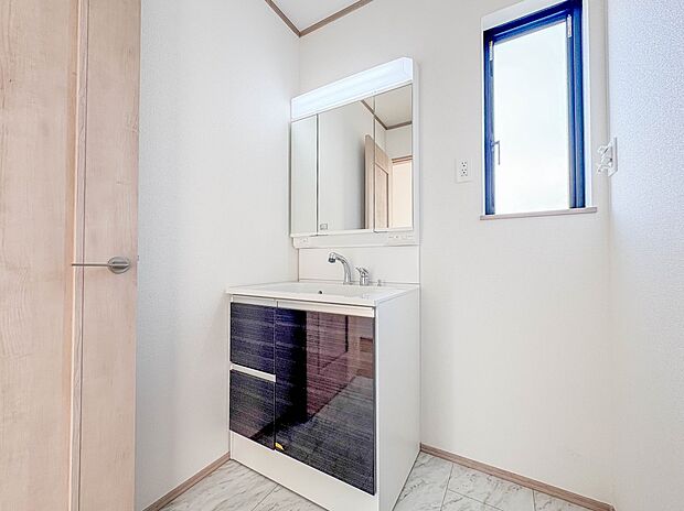 【脱衣所】脱衣所、洗面所は小さなプライベートスペース。歯磨き、洗顔と毎日施す個人空間。