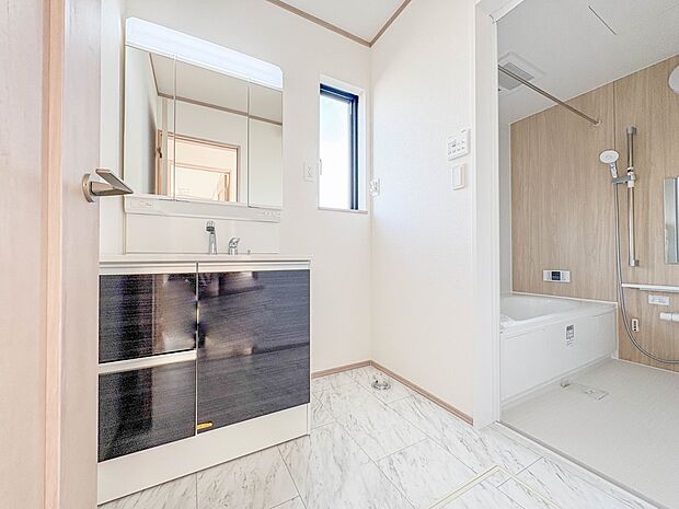 【ランドリースペース】毎日使う洗濯機。しっかりと奥行きのある置き場が確保されています。