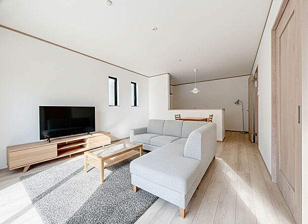 【LDK15帖】リビングにいるお子様と会話をしながら家事ができるカウンターキッチン。いま手があいているか、忙しそうなのか相手の様子を伺いながらコミュニケーションをとる訓練にもなります。