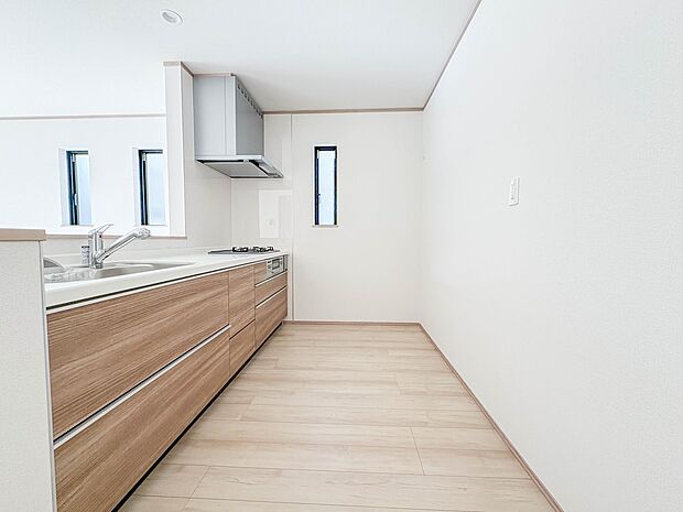 【ダイニングキッチン】会話でホッとコミュニケーションできるリビング。料理でホッとハピネスになるキッチンなど。人をホッとさせる最新設備・仕様を採用しています。