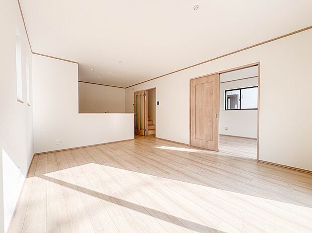 【LDK15帖】ダイニングテーブルを置いても十分な広さが確保されています。