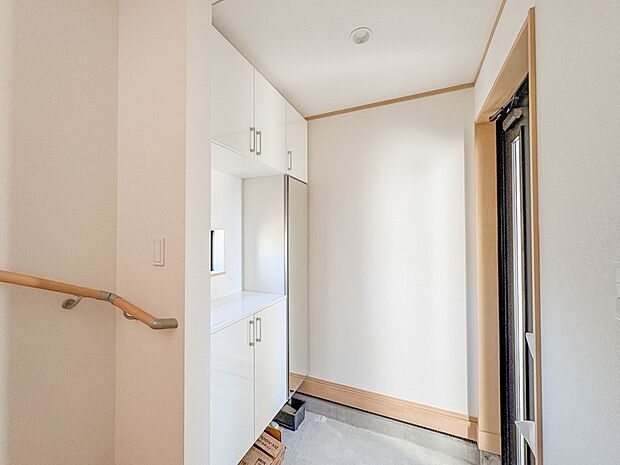 B号棟【シューズボックス(下駄箱)】 大型のシューズボックスには靴やブーツ、サンダルはもちろん、ハンカチや手袋、バック類などのお出かけ用品、印鑑や朱肉なども収納可能です。