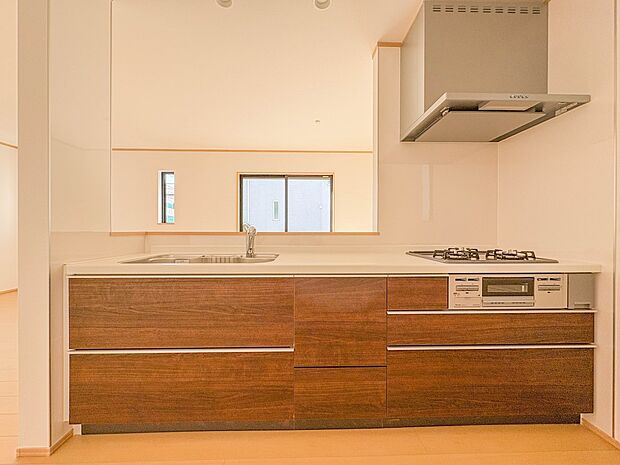 B号棟【キッチン】 三口コンロで料理の幅を拡げてくれる使いやすいシステムキッチンを採用。洗い場も大きいので野菜や食器を洗ったりする際にも捗り、奥様の強い味方となってくれるはずです。