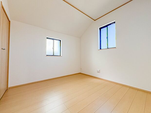 B号棟【子供部屋4.5帖】お子様のお部屋にぴったりなクロークを備えたフローリング仕様の洋室です。