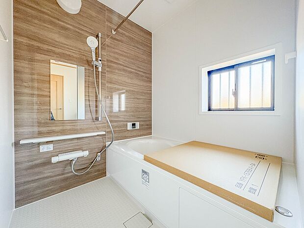 B号棟【Bathroom-浴室-】 1日の疲れを癒すバスルームは、心地よいリラックスを叶える清潔感溢れる美しい空間です。心からゆったりと寛いでいただけるよう、ゆとりのスペースを確保してます…