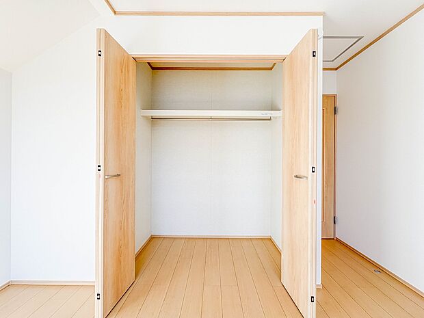 B号棟【6.5帖居室の収納】壁面クローゼットのメリットは、衣類が横一列に並ぶためひと目で洋服が選びやすいこと。衣類をたくさんお持ちの方も、限られたスペース内に無理なく収納することができます。…
