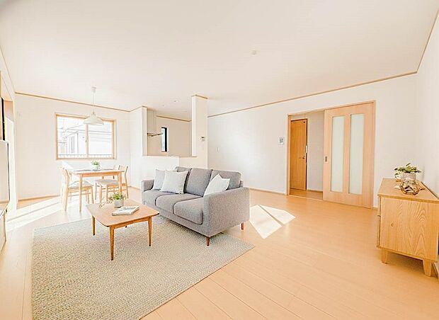 B号棟【LDK18.37帖】シンプルなデザインの家は風情がある。住む人のこだわりを感じる。外観も内装もいたってシンプル。居心地がよく、家事や趣味、子育てなどにも集中できる。家も人間も熟成する…