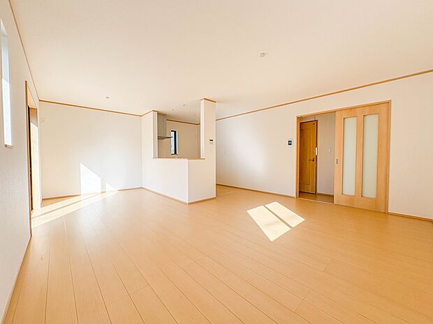 B号棟【LDK18.37帖】シンプルなデザインの家は風情がある。住む人のこだわりを感じる。外観も内装もいたってシンプル。居心地がよく、家事や趣味、子育てなどにも集中できる。家も人間も熟成する…