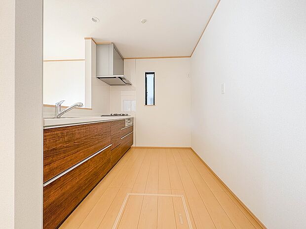 B号棟【ダイニングキッチン】ナチュラルな自然光の中での調理。お洒落な食器類を余裕で収納できるスペース。動きやすい女性目線のキッチン動線。これからはお料理をつくる時間が劇的に変わります。