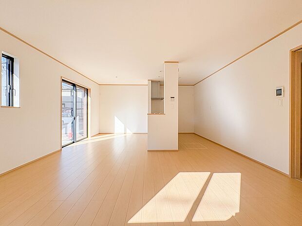 B号棟【LDK18.37帖】広々としたリビングダイニング。ゆったりとしたキッチン。生活動線をLDK に集中させ、ご家族が過ごしやすい空間設計にしました。