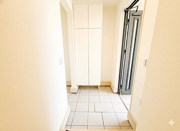 1号棟【玄関】玄関はおうちの顔と言われます。玄関アプローチは、外観デザインの印象を左右します。ご家族の個性を出しながら、素敵な玄関でお客様をお迎えしてください。