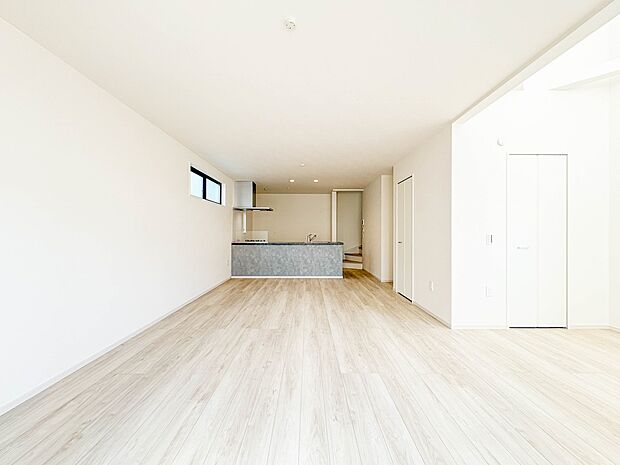 1号棟【LDK18.8+3.6帖】インテリアショップで見掛けた「あの家具」も置ける、ゆったりとした空間。時に広さが上質な寛ぎの時間になる事も。