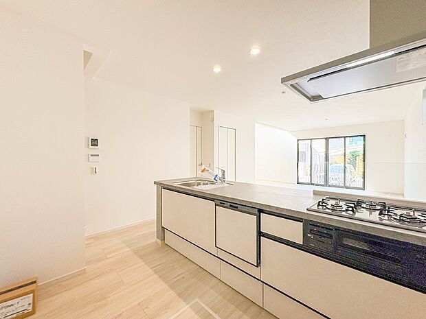 1号棟【キッチン】ナチュラルな自然光の中での調理。会話が弾む対面型キッチン。お洒落な食器類を余裕で収納できるスペース。動きやすい女性目線のキッチン動線。これからはお料理をつくる時間が劇的に変…