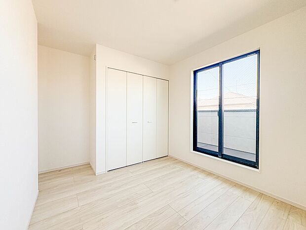 1号棟【寝室5.5帖】シンプルな内装はおしゃれのポイントです。シンプルは華美より飽きがこないからです。色や模様でおしゃれ感をだす。それがシンプルイズビューティーです。